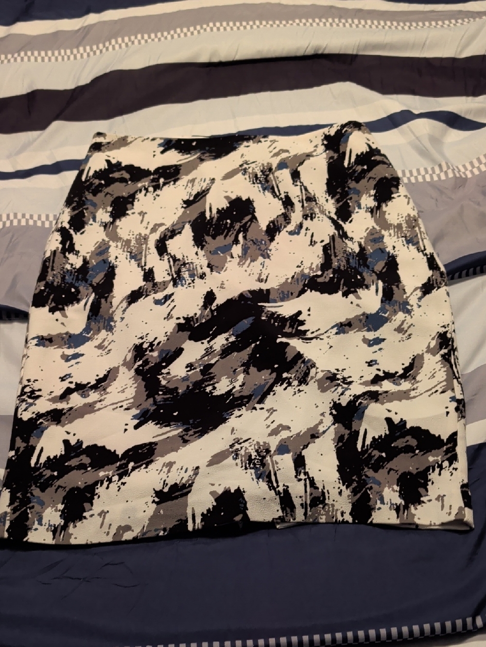 Abstract Brushstroke Print Pencil Skirt - Black, White & Blue